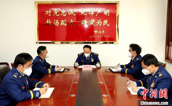 圖為西藏森林消防總隊(duì)在二十大開幕會(huì)結(jié)束后組織學(xué)習(xí)討論?！∥鞑厣窒揽傟?duì)供圖