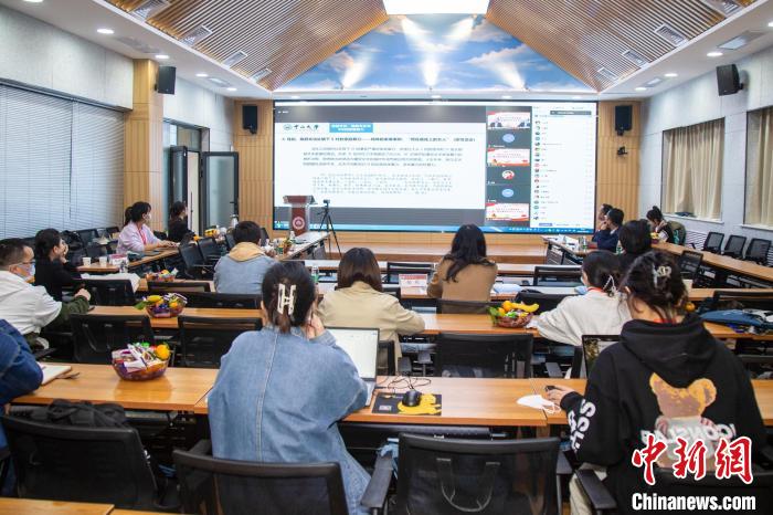 圖為論壇會議現(xiàn)場?！⊥瑬|放 攝