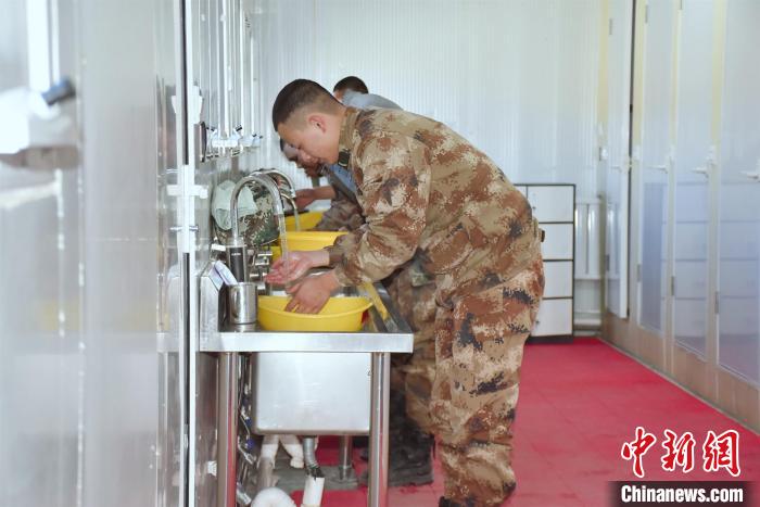 圖為阿里軍分區(qū)某邊防團(tuán)官兵在新建水房洗漱?！詵| 攝