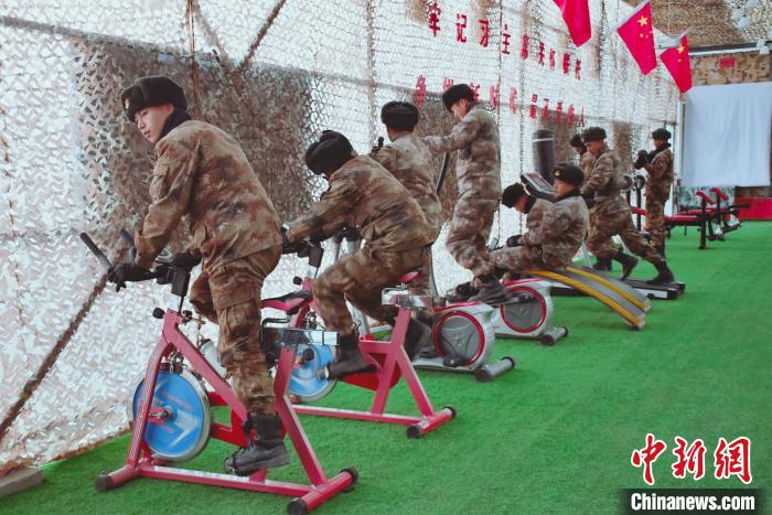 圖為阿里軍分區(qū)某邊防團(tuán)官兵在陽(yáng)光房里鍛煉?！詵| 攝