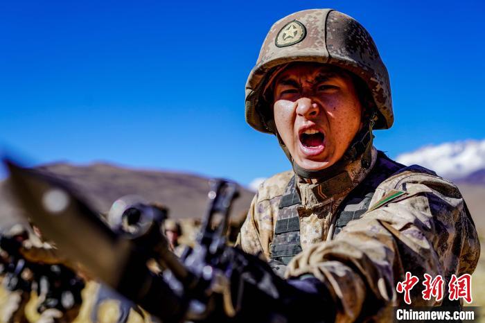 官兵正在進行刺殺操訓練?！∥鞑厣侥宪姺謪^(qū)某團供圖