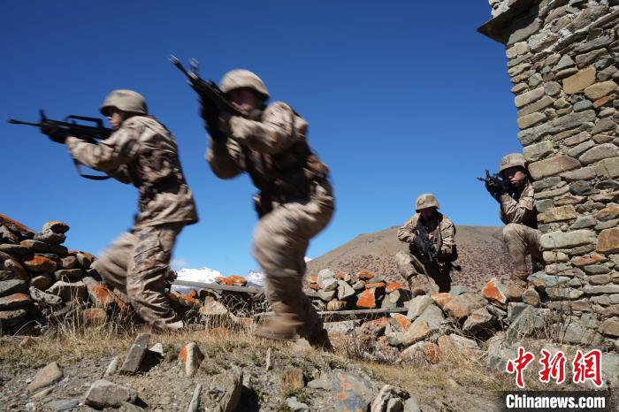 官兵正在進行戰(zhàn)術綜合訓練?！∥鞑厣侥宪姺謪^(qū)某團供圖