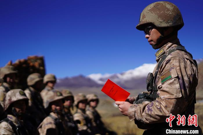 訓練間隙，楊磊正在為官兵作宣講。　西藏山南軍分區(qū)某團供圖