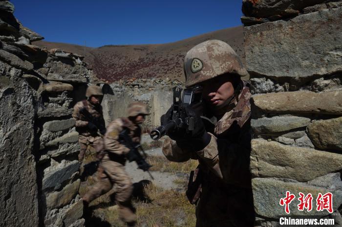 官兵正在進行戰(zhàn)術綜合訓練。　西藏山南軍分區(qū)某團供圖