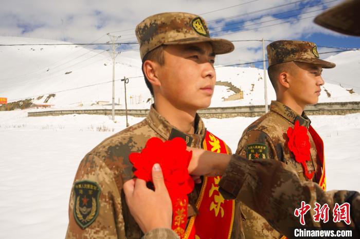 退伍老兵合照留念。　西藏山南軍分區(qū)某團(tuán)供圖