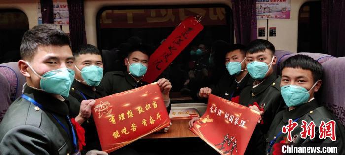退伍老兵在退伍專列上合影留念?！∥鞑厣侥宪姺謪^(qū)某團(tuán)供圖