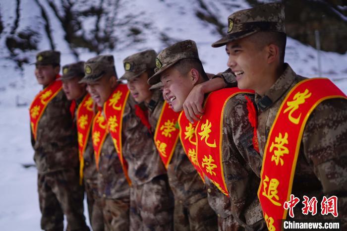 退伍老兵合照留念?！∥鞑厣侥宪姺謪^(qū)某團(tuán)供圖