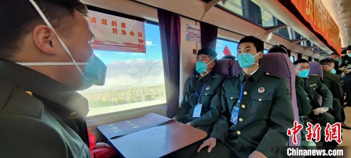 退伍老兵乘坐在退伍專列?！∥鞑厣侥宪姺謪^(qū)某團(tuán)供圖