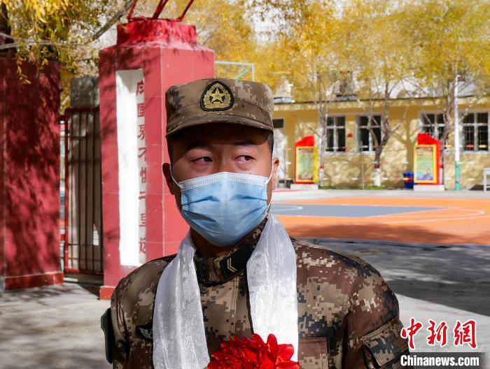 圖為什布奇邊防連退伍老兵臨別前再看一眼連隊(duì)?！詵| 攝