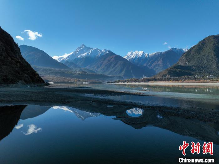 西藏林芝雅魯藏布江和遠(yuǎn)處的雪山?！《拘?攝