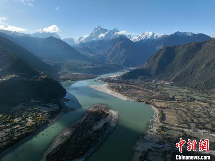 西藏林芝雅魯藏布大峽谷的雪山風(fēng)光。　董志雄 攝