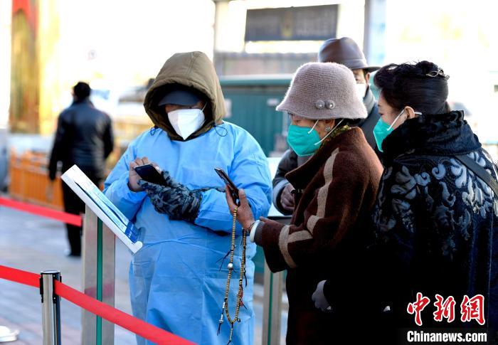 12月7日，拉薩市民掃碼進入銀行辦理業(yè)務(wù)?！±盍?攝