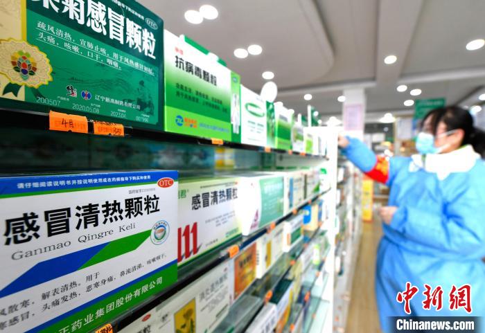 12月7日，拉薩宇拓路一藥店工作人員正在整理店內(nèi)的感冒類藥品?！±盍?攝
