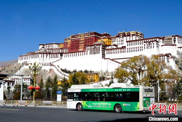 12月7日，一輛公交車從拉薩市城關(guān)區(qū)北京中路駛過?！±盍?攝