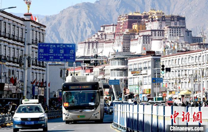 12月7日，一輛公交車從拉薩市城關(guān)區(qū)北京東路駛過?！±盍?攝