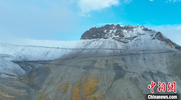 圖為邊壩縣降雪時(shí)夏貢拉山段路況?！∵厜慰h融媒體中心供圖