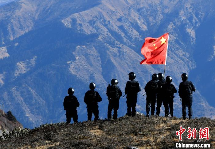 1月6日，移民警察在執(zhí)勤?！±盍?攝
