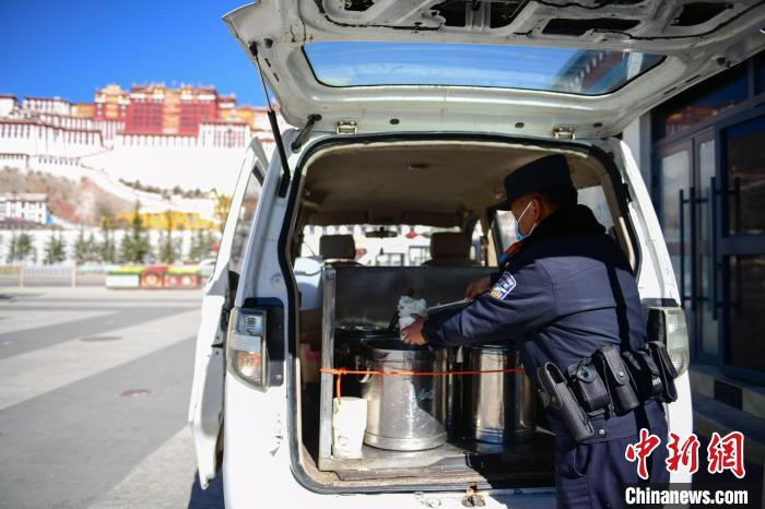 圖為1月23日，布達(dá)拉宮廣場派出所民警正在打午飯?！∝暩聛硭?攝