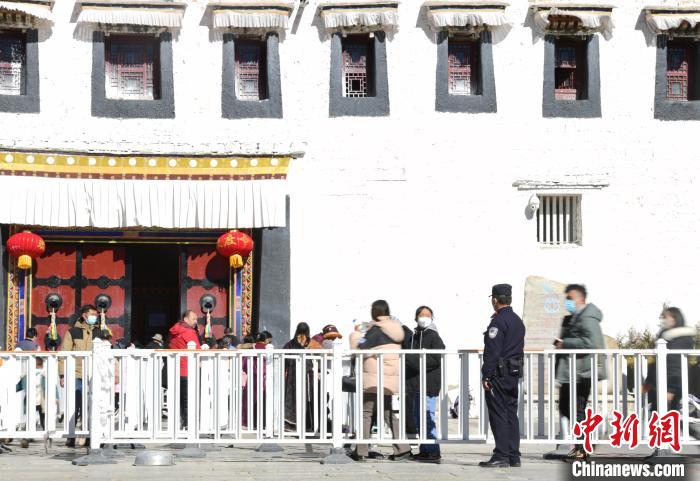 圖為1月23日，布達(dá)拉宮廣場派出所民警正在引導(dǎo)游客?！∝暩聛硭?攝