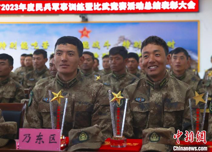 表彰大會上，獲獎選手開心瞬間?！敲衫?攝