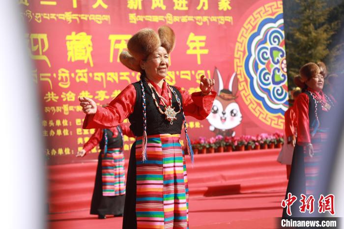 圖為藏歷新年活動(dòng)現(xiàn)場(chǎng)?！埩?攝