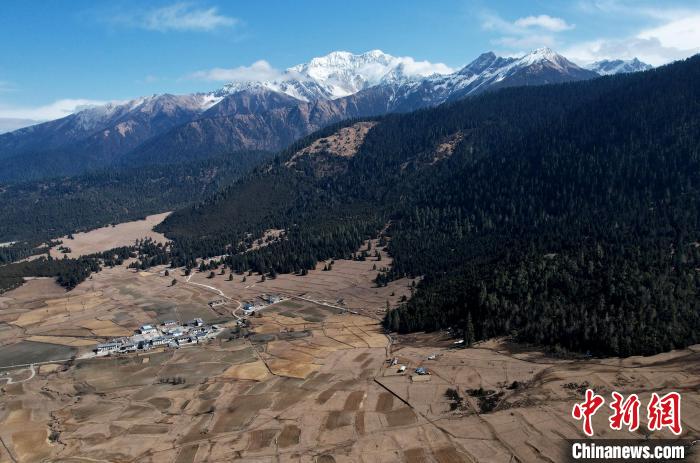 2月17日，西藏林芝魯朗小鎮(zhèn)周邊雪山與牧場。(無人機照片) 李林 攝