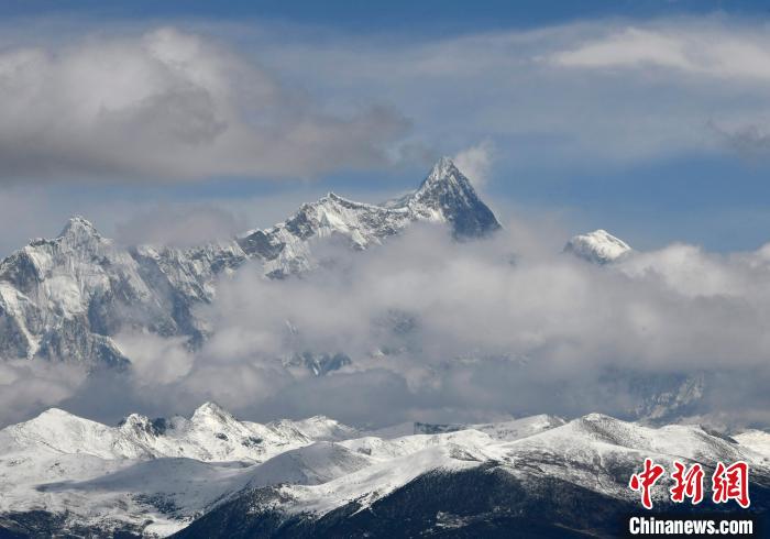 2月17日，西藏林芝色季拉山觀景臺拍到的南迦巴瓦峰。　李林 攝