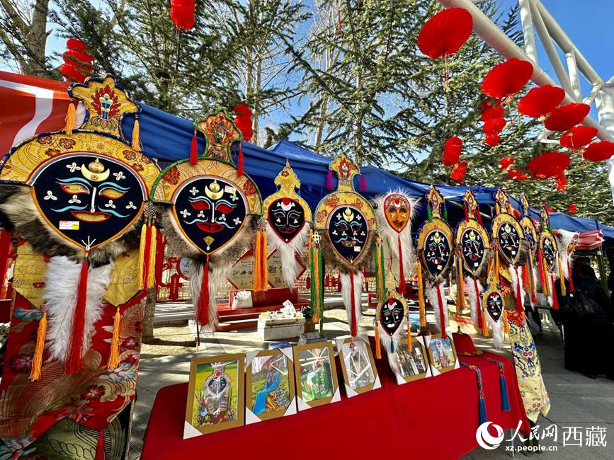 充滿藏元素的年貨節(jié)現(xiàn)場(chǎng)。人民網(wǎng) 次仁羅布攝