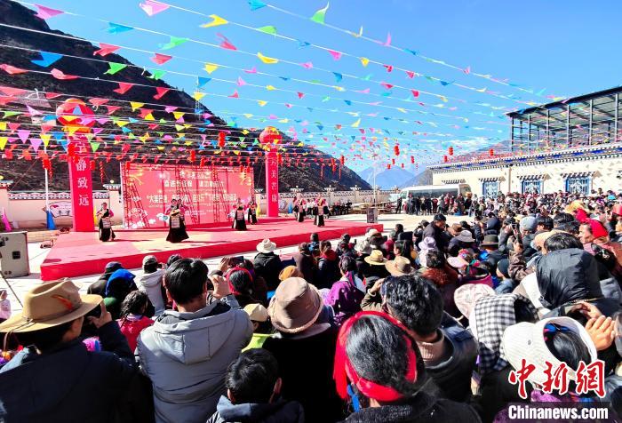 文藝活動(dòng)全景?！∶⒖悼h委宣傳部供圖