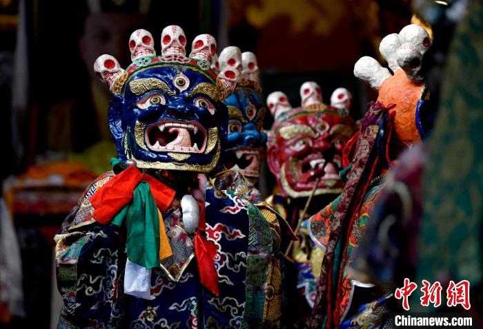 2月19日，楚布寺僧人們佩戴面具準(zhǔn)備參加跳神活動(dòng)。　李林 攝