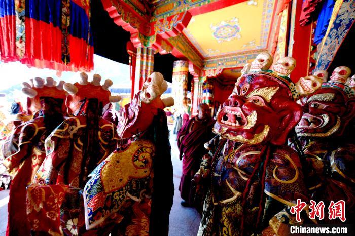 2月19日，楚布寺僧人們佩戴面具準(zhǔn)備參加跳神活動(dòng)?！±盍?攝