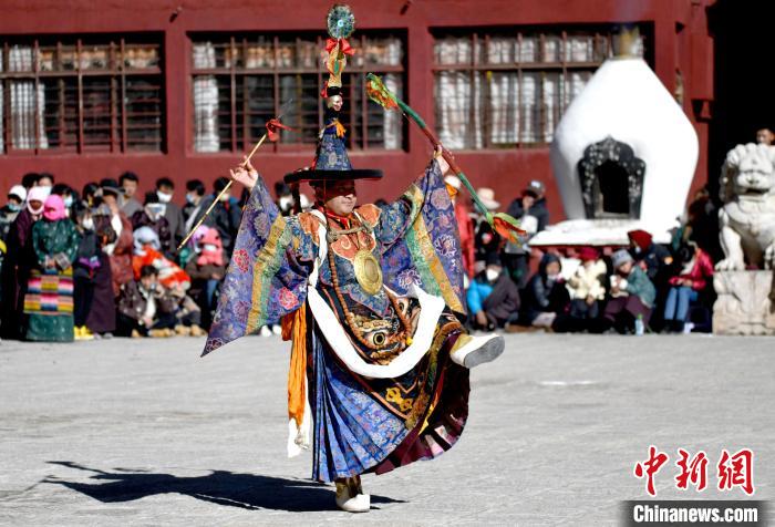 2月19日，楚布寺僧人參加跳神活動(dòng)?！±盍?攝
