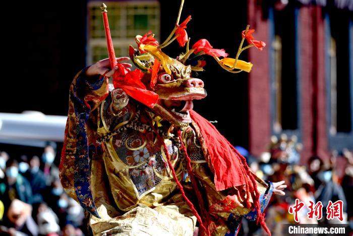 2月19日，楚布寺僧人佩戴面具參加跳神活動(dòng)?！±盍?攝
