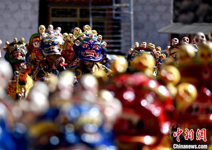 2月19日，楚布寺僧人們佩戴面具參加跳神活動(dòng)。　李林 攝