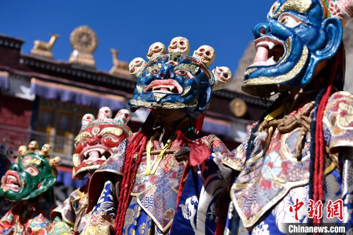 2月19日，楚布寺僧人們佩戴面具參加跳神活動(dòng)?！±盍?攝