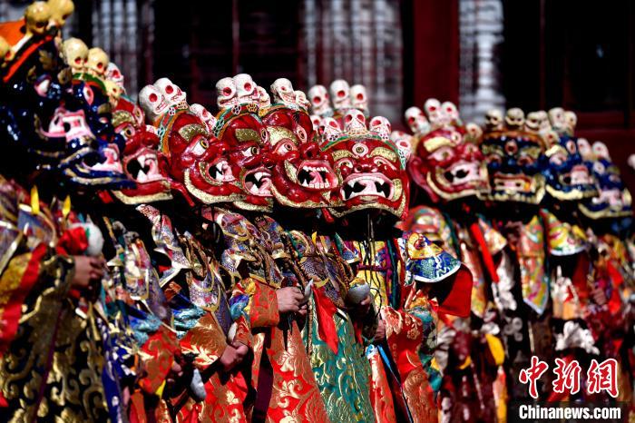 2月19日，楚布寺僧人們佩戴面具參加跳神活動(dòng)?！±盍?攝