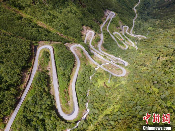 圖為西藏山南錯(cuò)那縣的盤山公路，錯(cuò)那縣被命名為全國“四好農(nóng)村路”示范縣?！〗w波 攝
