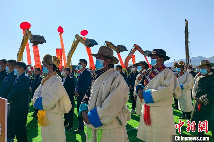各方代表參加集中開復(fù)工儀式?！∧岈斪扛?攝