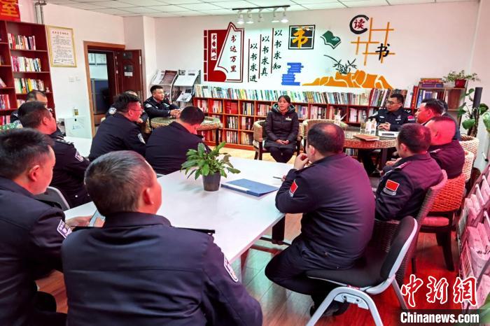 圖為亞?wèn)|出入境邊防檢查站民警與銀行業(yè)務(wù)人員進(jìn)行金融知識(shí)深入交流?！『?攝