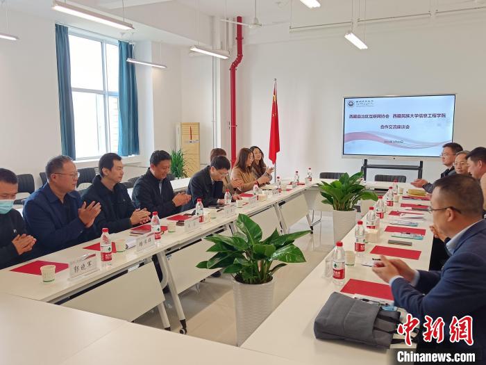 圖為座談會議現(xiàn)場。　格桑 攝