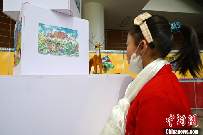 圖為學(xué)生參觀繪畫展?！≮w朗 攝