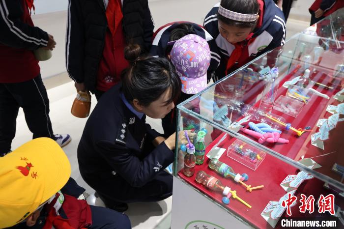 圖為亞東邊檢站民警為駐地小學(xué)生開展禁毒教育?！『?攝