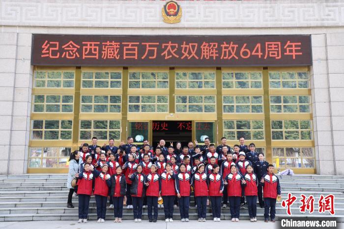 圖為亞東邊檢站民警代表與駐地小學(xué)師生代表合影留念?！『?攝