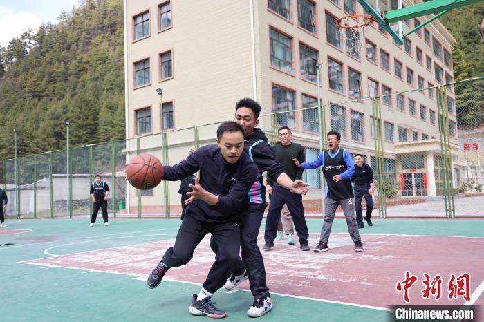 圖為亞東邊檢站民警與駐地農(nóng)業(yè)銀行代表開展籃球友誼賽?！『?攝