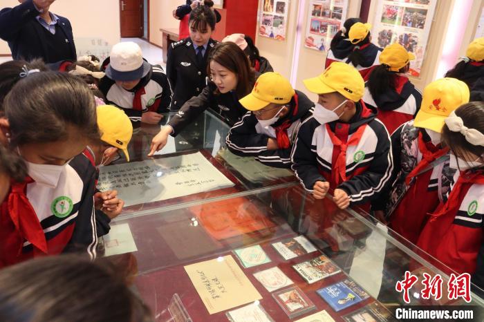 圖為亞東邊檢站民警為駐地小學(xué)生講解該站榮譽(yù)發(fā)展史?！『?攝