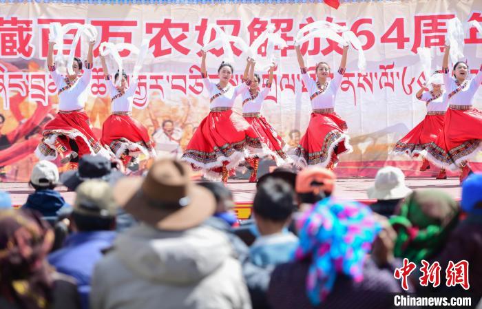 圖為墨竹工卡縣龍珠崗村，文藝演出現(xiàn)場?！∝暩聛硭?攝