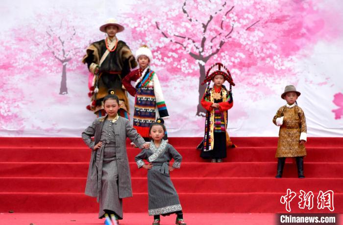 3月28日，西藏林芝第二十屆桃花旅游文化節(jié)開幕式上的文藝表演?！±盍?攝