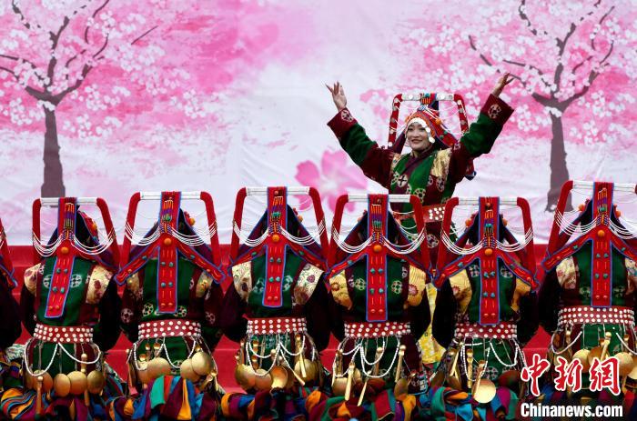 3月28日，西藏林芝第二十屆桃花旅游文化節(jié)開幕式上的文藝表演?！±盍?攝