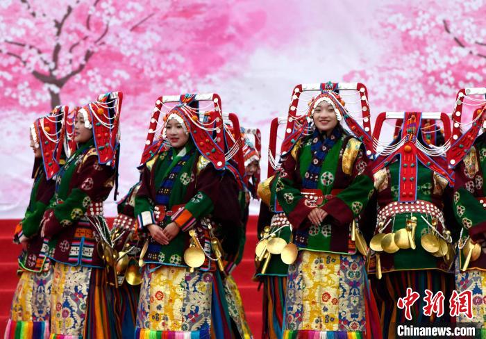 3月28日，西藏林芝第二十屆桃花旅游文化節(jié)開幕式上的文藝表演。　李林 攝