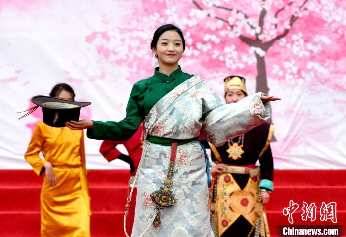 3月28日，西藏林芝第二十屆桃花旅游文化節(jié)開幕式上的文藝表演。　李林 攝